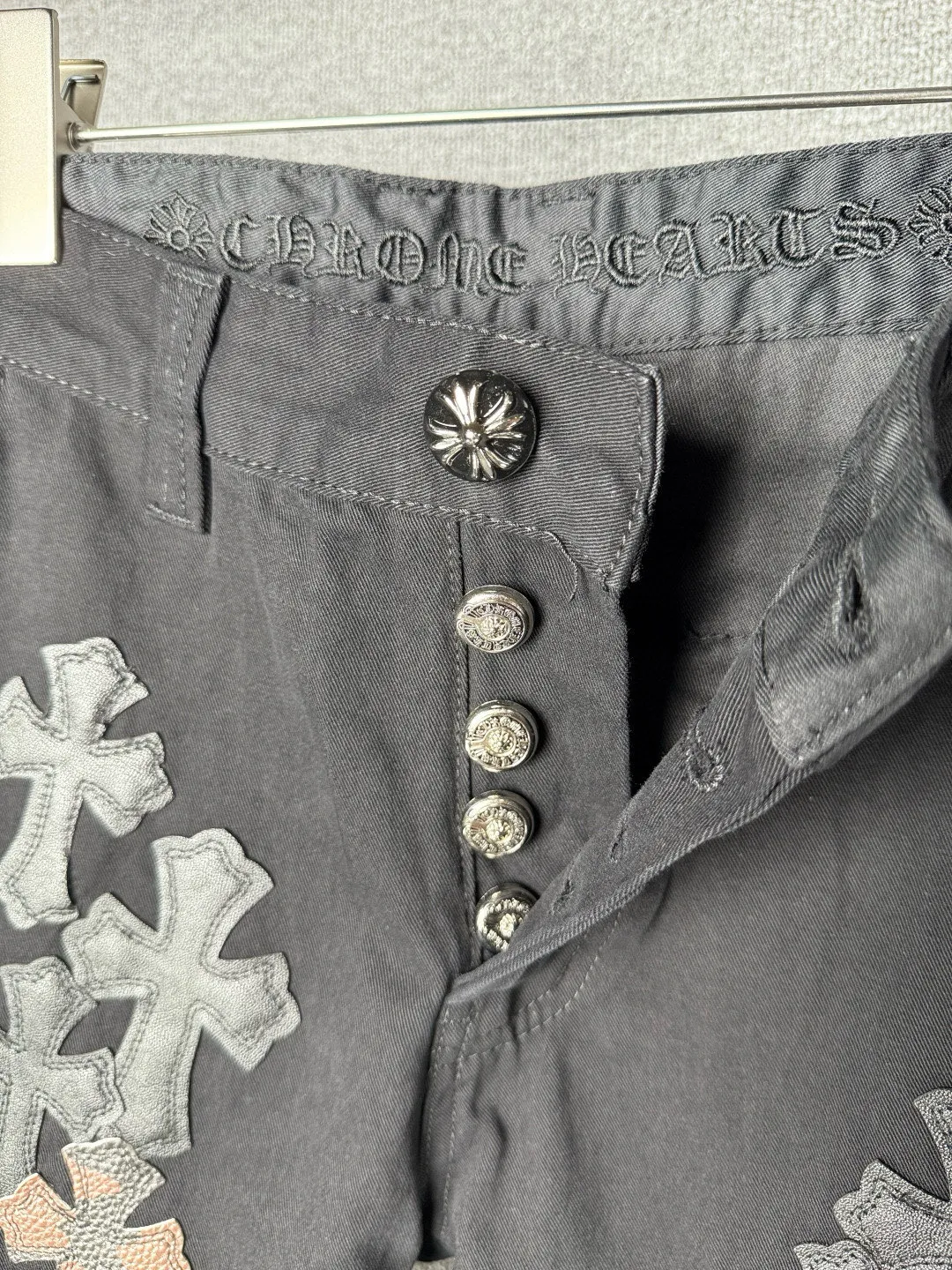 P270 💰 (Top version) Chrome Hearts丨Chrome Hearts Black and Brown Camouflage Cross Patched Leather Jeans - Full of exploring the ultimate in fashion, Chrome Hearts' new Chrome Hearts pants cleverly integrate camouflage cross, camouflage cross and other elements to break the traditional boundaries. Mattyboy's clever fusion of overalls and khaki jeans, the same style, brings endless matching inspiration to fashionistas! Whether it is daily wear or a trendy try, these pants can bring you an excellent fashion experience. Color: black Size: 28-30-32-34 (corresponds to S-M-L-XL)
